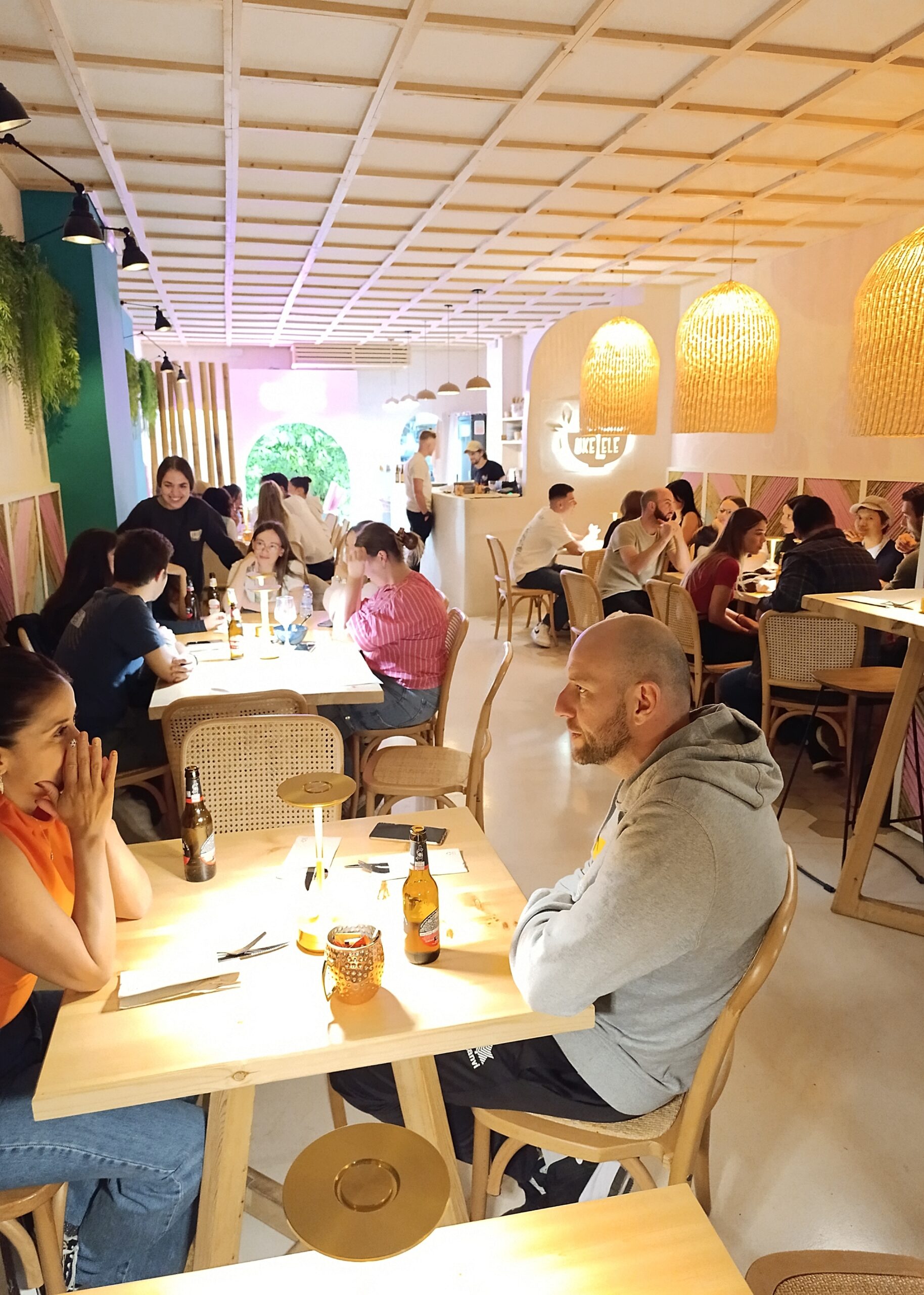 Eventos de intercambio de idiomas con personas disfrutando