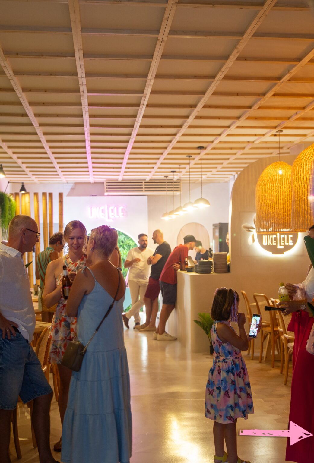 Celebración de eventos con jóvenes y adultos disfrutando de música