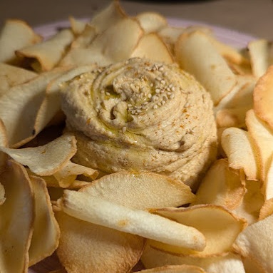 Hummus cremoso acompañado de chips de yuca crujientes. Ranking de Ukelele