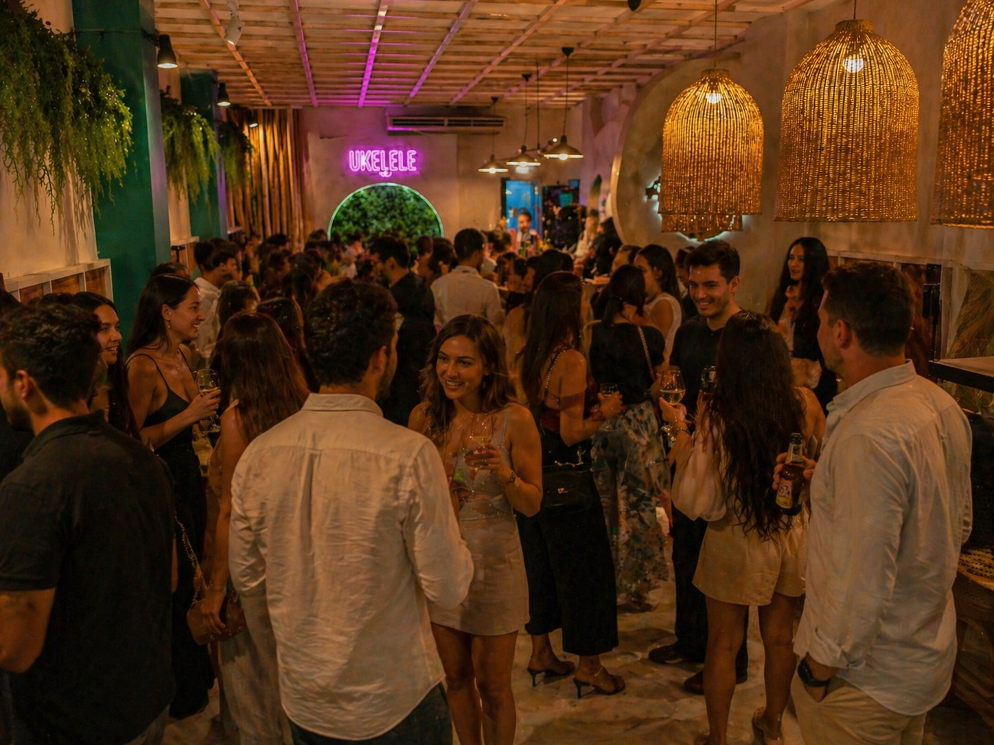 Cumpleaños joven de pie en restaurante en Valencia con música, copas y ambiente de fiesta