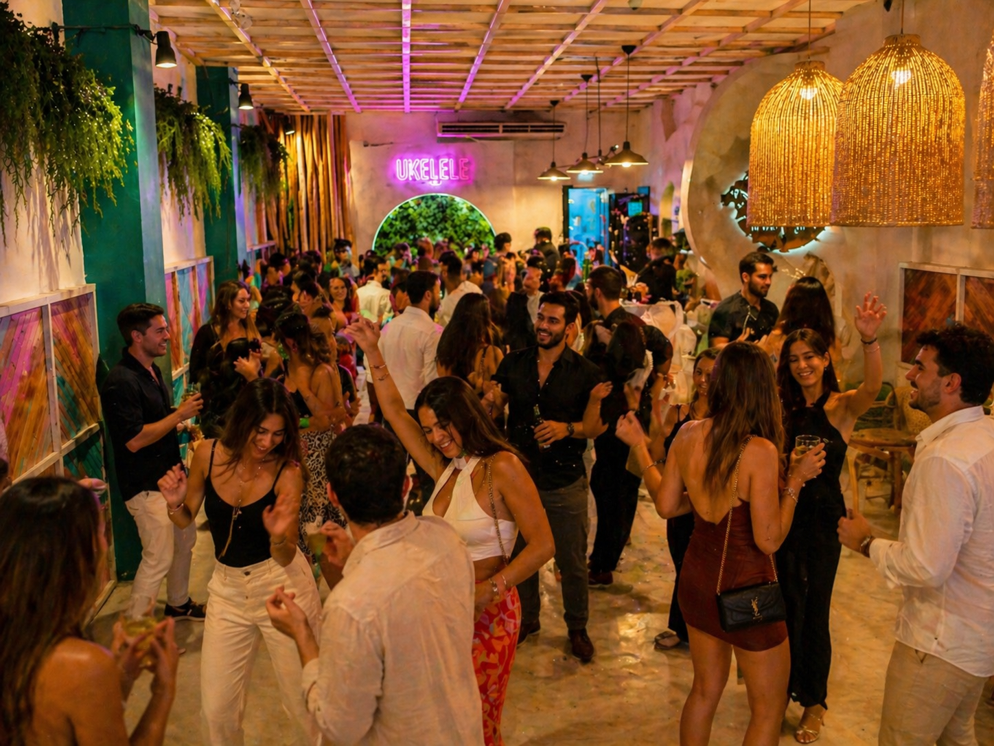 Celebración con gente bailando en restaurante en Valencia con música y ambiente de fiesta privada